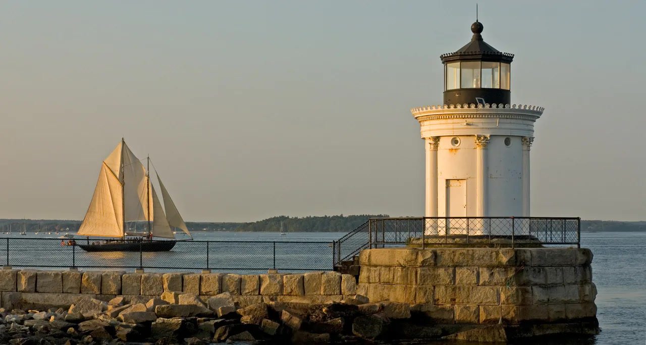 Bug Light in Sea Smoke last week during the cold spell, Portland Harbor, Maine#mainetheway #mainetouris #mainelife #seasmoke#lighthouse